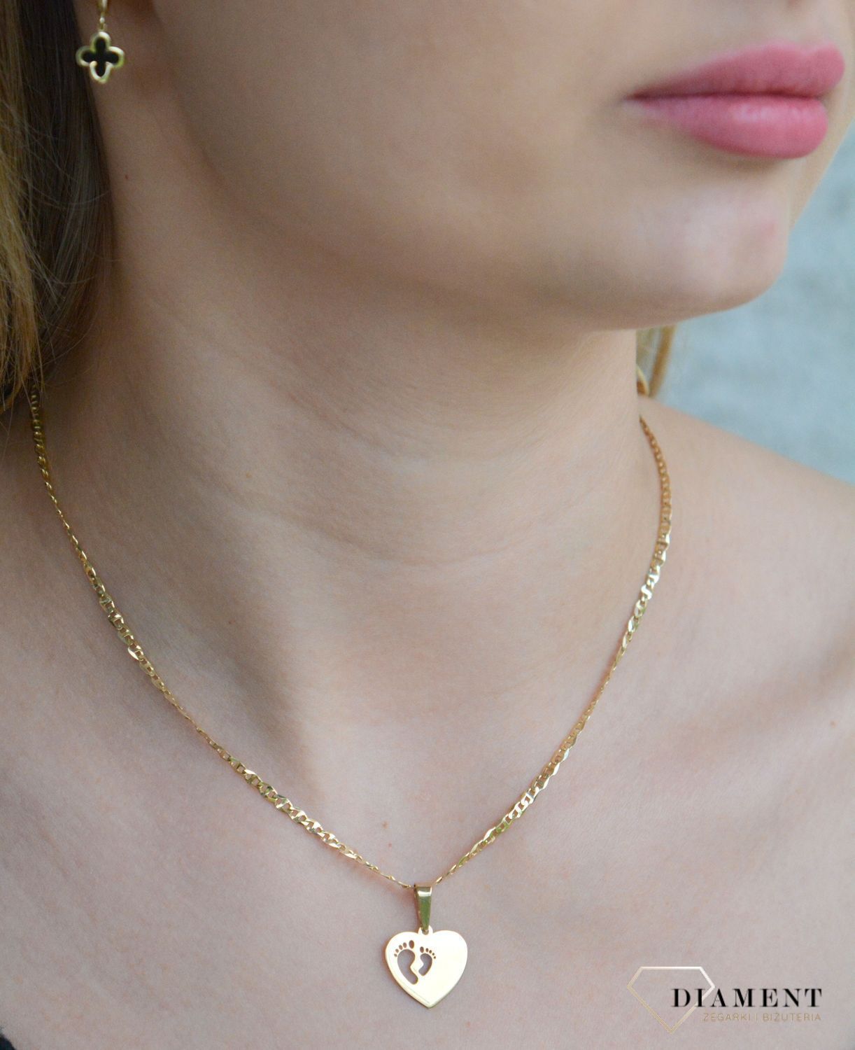 Złota zawieszka 375 Stópki dziecka do graweru dla Mamy ZA 5599 375 Zawieszka stopki, stopy dla dziecka. Zawieszka z imieniem noworodka. Złota zawieszka na prezent dla świeżo upieczonej mamy. Zawieszka na Dzień Matki..jpg